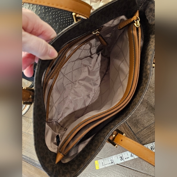 AWESOME MICHAEL KORS JET SET LOGO TOTE WITH POCKET - Picture 10 of 12